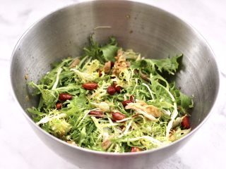 13、鸡丝拌苦苣,把所有的食材和调料汁,混合搅拌均匀即可。