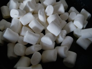 3、网红雪花酥,加入白色棉花糖，小火融化，一定要不停搅拌，别把糖熬糊了