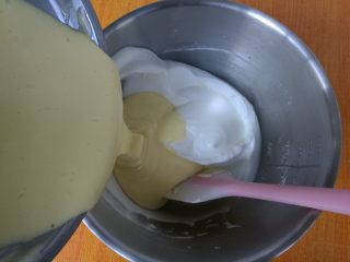 12、网红花生小贝蛋糕,混合翻拌均匀后倒回蛋白盆。