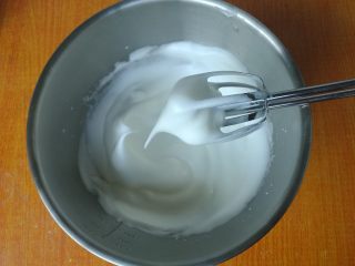 10、网红花生小贝蛋糕,直至拉起打蛋器出现大弯勾状态，打发完成。预热烤箱上下火175度。