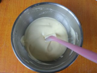 13、网红花生小贝蛋糕,再次翻拌均匀。