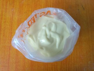 14、网红花生小贝蛋糕,装入裱花袋。