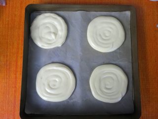 15、网红花生小贝蛋糕,挤在铺了油纸或油布的烤盘。