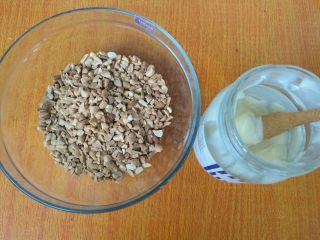 20、网红花生小贝蛋糕,备好花生碎和沙拉酱。