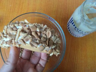 22、网红花生小贝蛋糕,边上也涂上沙拉酱，沾上花生碎，大功告成。