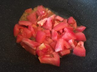 6、番茄金针菇鸡蛋汤,热锅热油放入番茄块,翻炒至番茄变软。