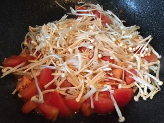 7、番茄金针菇鸡蛋汤,放入金针菇加盐翻炒均匀。