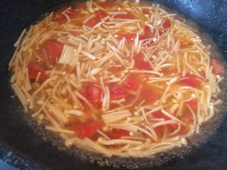 9、番茄金针菇鸡蛋汤,锅中倒入二碗清水,大火烧开。