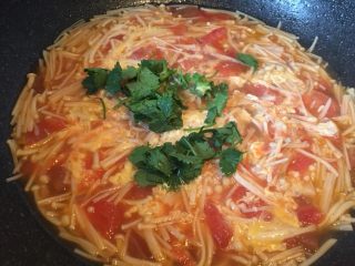 12、番茄金针菇鸡蛋汤,加入香菜碎、白胡椒粉、香油搅拌均匀出锅。