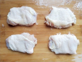 2、照烧鸡腿,将琵琶腿去骨，用剪刀从鸡腿皮少的一侧剪下，去至如图所示。