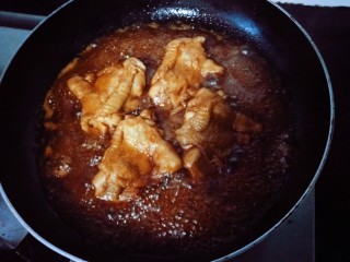11、照烧鸡腿,5分钟后，开大火收汁，翻动腿肉，使其两面吸汁均匀。