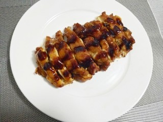 14、照烧鸡腿,装盘，淋上多余酱汁，完成。