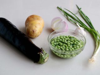 1、『土豆茄子煲』,准备好面团所需食材