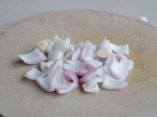 2、『土豆茄子煲』,洋葱洗净切成小块;