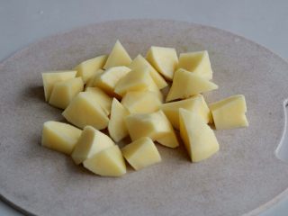 4、『土豆茄子煲』,土豆去皮洗净滚刀切成小块;