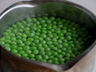 5、『土豆茄子煲』,豌豆开水过一遍;