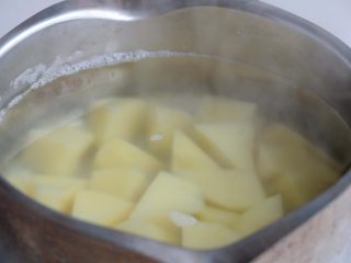 6、『土豆茄子煲』,土豆开水煮熟,捞出后沥干水分;