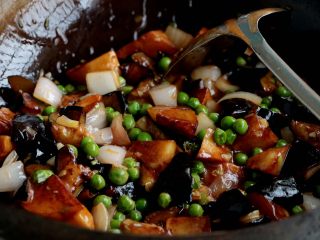 12、『土豆茄子煲』,依次倒入土豆、豌豆、茄子翻炒均匀