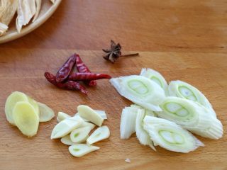 3、鸡翅腐竹烧土豆,姜和蒜切小片，大葱切葱花，准备好红干椒和八角