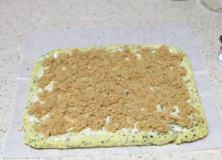 12、黑芝麻肉松蛋糕卷,再铺上一层肉松