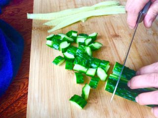 4、海鲜酱爆鸡丁,切丁