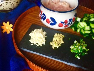 7、海鲜酱爆鸡丁,葱、姜、蒜切末