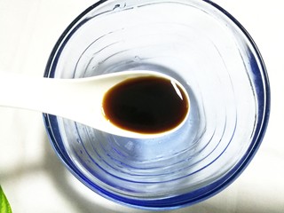 5、比肉还好吃的蚝油杏鲍菇,取一碗，加入两勺生抽