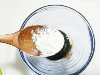 9、比肉还好吃的蚝油杏鲍菇,一勺淀粉，加一碗清水，调成酱汁。