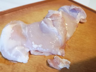 1、红烧鸡肉香菇,准备两片儿没有皮的鸡腿肉。