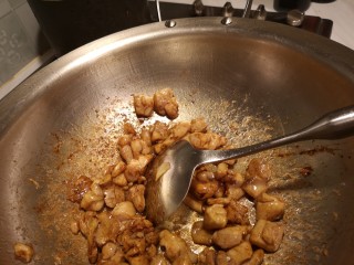 8、红烧鸡肉香菇,加入老抽。继续翻炒。