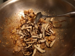 9、红烧鸡肉香菇,加入香菇丝。