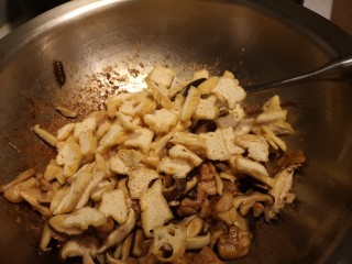 10、红烧鸡肉香菇,再加入豆腐泡儿片儿。