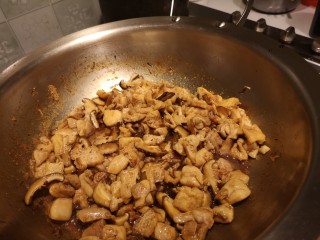 12、红烧鸡肉香菇,加入老抽。