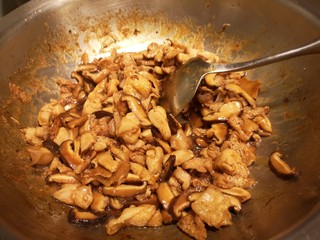 13、红烧鸡肉香菇,最后加入盐和水淀粉。