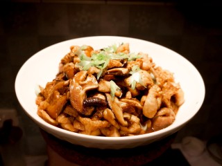 14、红烧鸡肉香菇,成品出锅。