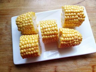 2、秋季滋补靓汤——玉米羊肉汤,切成适当大小的玉米段，