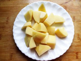 3、秋季滋补靓汤——玉米羊肉汤,土豆去皮，切成块，