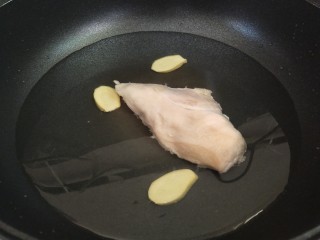 1、鸡丝凉面,把鸡胸冷水下锅，加入料酒，姜片，煮个十分钟，具体还得看鸡胸的大小。