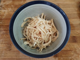 6、鸡丝凉面,顺着它的条纹，用手撕成丝。