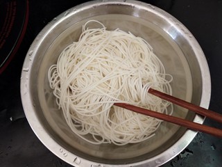 8、鸡丝凉面,放入冰水中，然后再把它沥水。