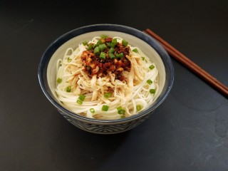 12、鸡丝凉面,再淋上碗汁，调味料可以按各人的口味调整。