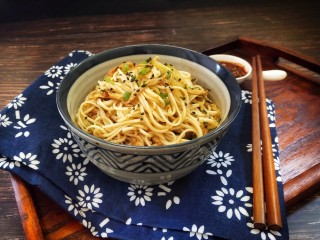 13、鸡丝凉面,拌匀即可