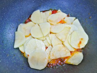 4、好吃到哭的茄汁土豆片,加入土豆。