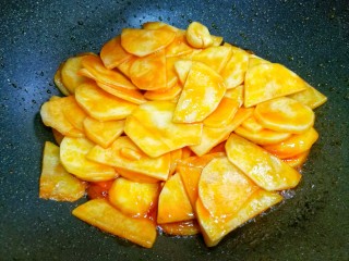 5、好吃到哭的茄汁土豆片,炒至上色。