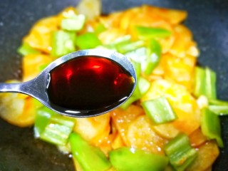 7、好吃到哭的茄汁土豆片,加两勺生抽。