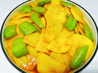 12、好吃到哭的茄汁土豆片,收汁装盘。