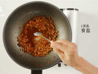 12、超下饭的肉末茄子，营养美味吃不够！,加入一茶匙食盐
