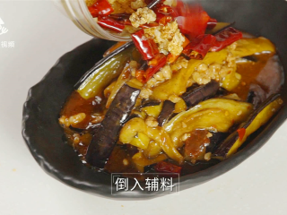 15、超下饭的肉末茄子，营养美味吃不够！,倒入辅料