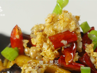 16、超下饭的肉末茄子，营养美味吃不够！,撒上葱花