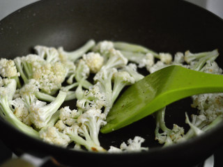 5、干煸菜花,慢慢用中火煸炒